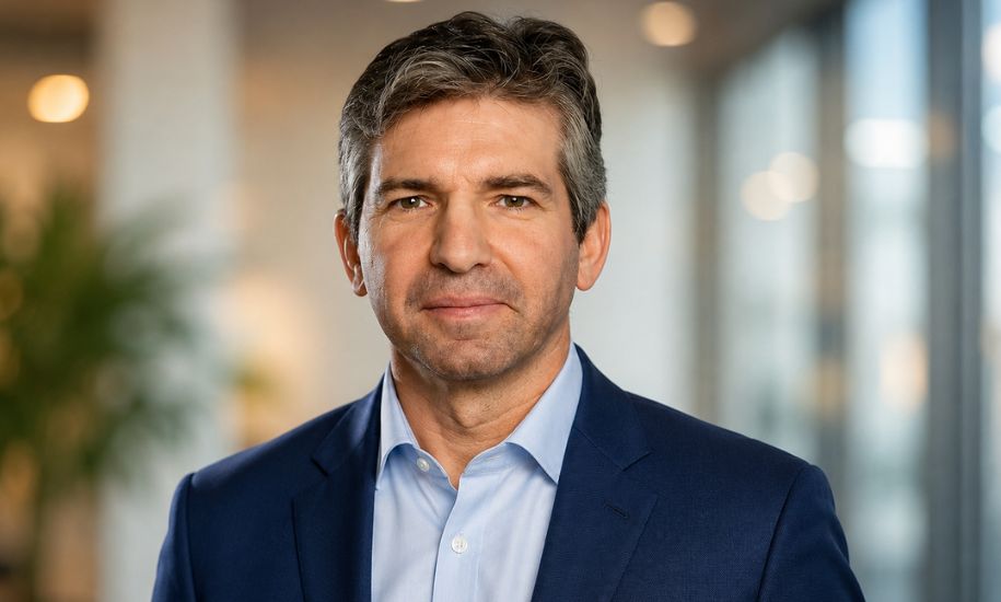 Oliver Holt